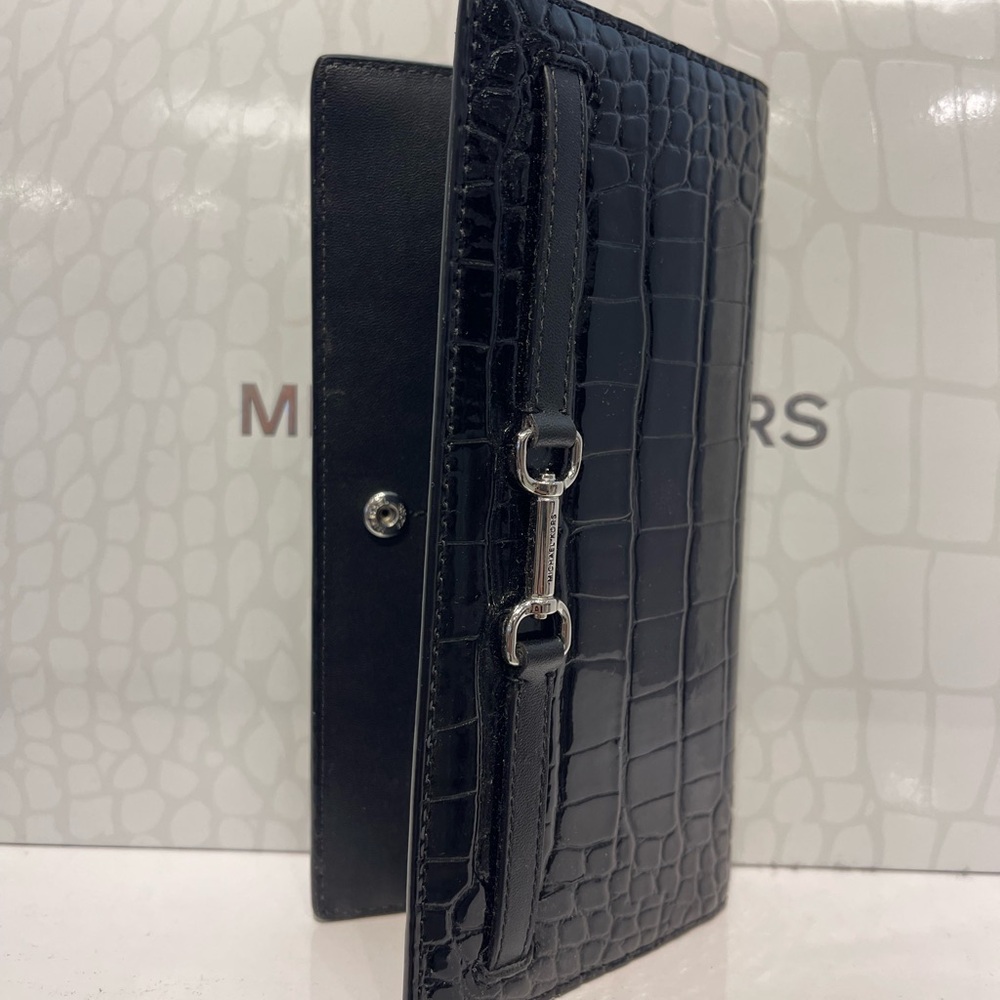 MICHAEL KORS Carson Large Snap Patent Crocodile Embossed Bifold Wallet
Black
NWT - Picture 15 of 16